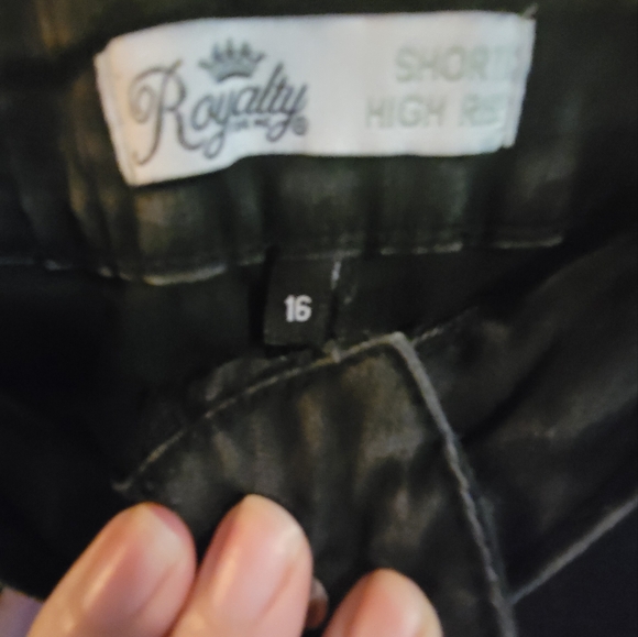 Shorts - Picture 3 of 3